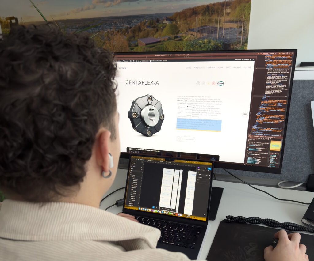 Ein Mitarbeiter von pixalla prüft die Webseite auf Barrierefreiheit nach WCAG 2.1