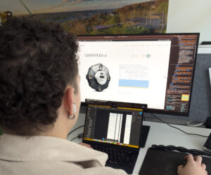Ein Mitarbeiter von pixalla prüft die Webseite auf Barrierefreiheit nach WCAG 2.1