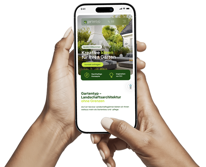 Website von gartentyp auf einem Smartphone, gehalten mit beiden Händen